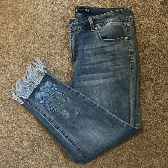 one 5 one Denim - One 5 One Denim Jean Flower Embroidery and fringe at hem
